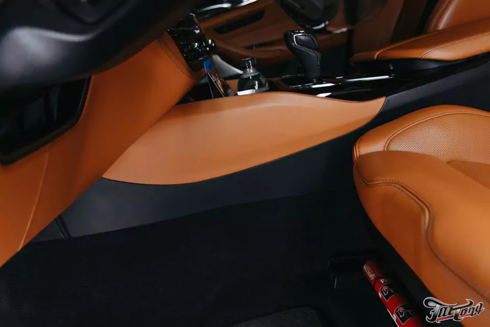 Построили новую акустическую систему для BMW M5 с дизайнерским оформлением багажника! Перешили в кожу салонный пластик, заламинировали карбоном зеркала, провели комплекс детейлинг-услуг